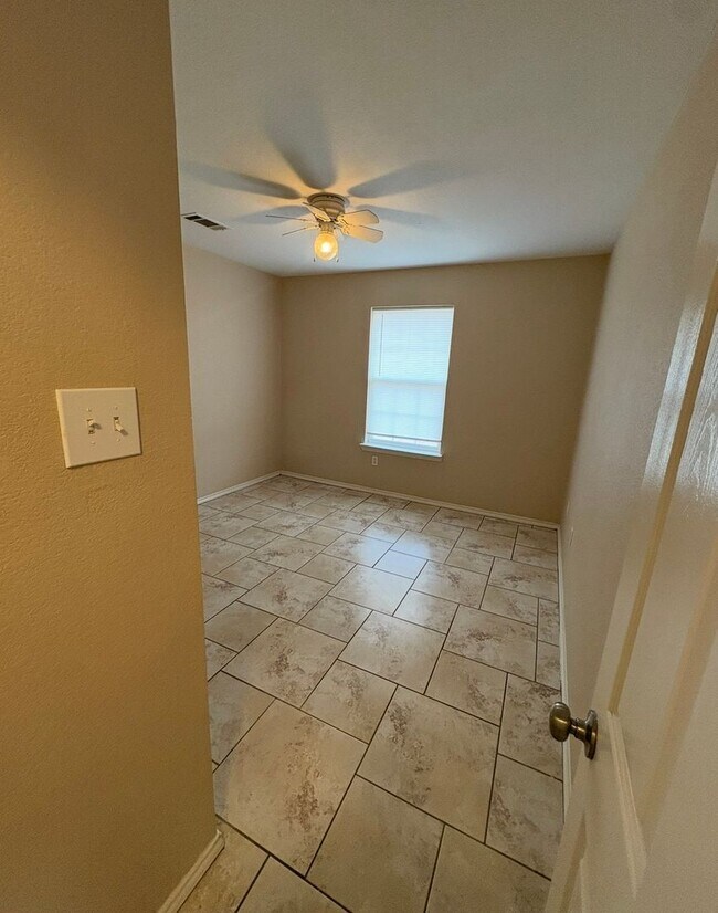 Building Photo - AVAILABLE NOW!!