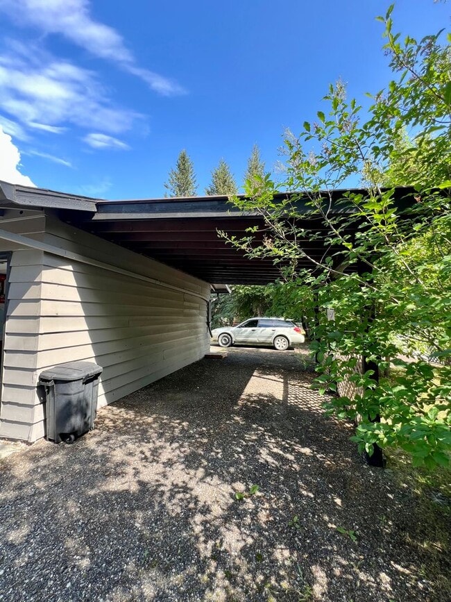 Building Photo - Available Nov 1st / Furnished / 1-Car Gara...