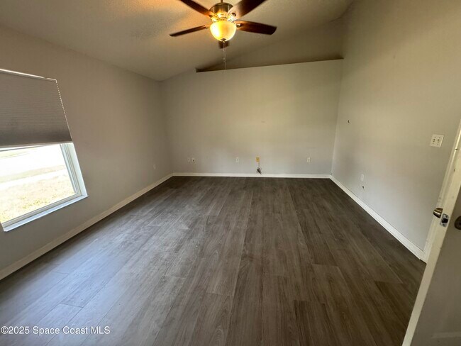 Building Photo - 8517 Ivanhoe Dr