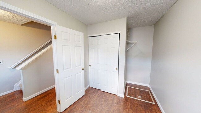 Building Photo - 6752 Lagrange Dr