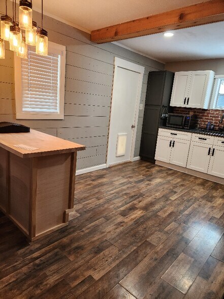 Building Photo - 102 Highlawn Ave