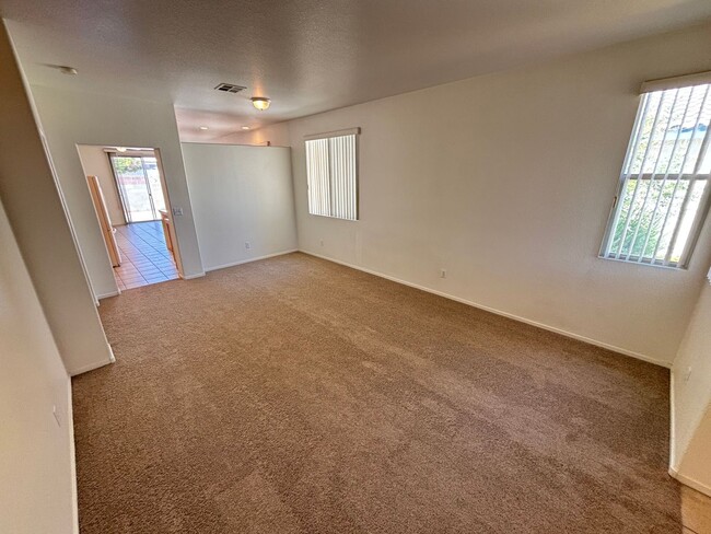 Building Photo - Beautiful 3Bed/2Bath Single Story Home loc...