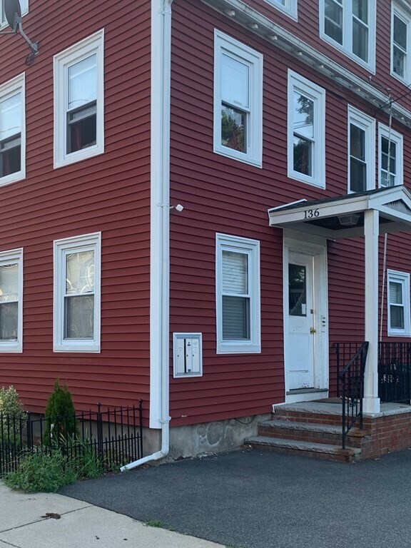 Building Photo - 136 Wrentham St