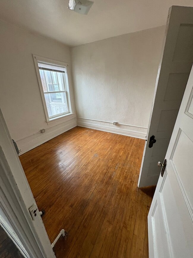 Building Photo - 608 Wellington St