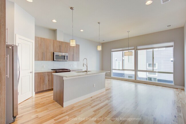 Building Photo - Evolve Real Estate: Gorgeous Townhome Near Sloan's Lake AVAILABLE JUNE 1ST!