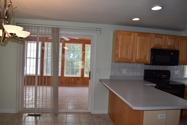 Building Photo - 51 Westview Rd