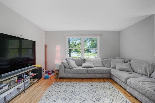Building Photo - 1703 Sherwood Dr
