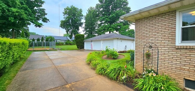Building Photo - Welcome to this charming 2 bedroom, 1 bath...