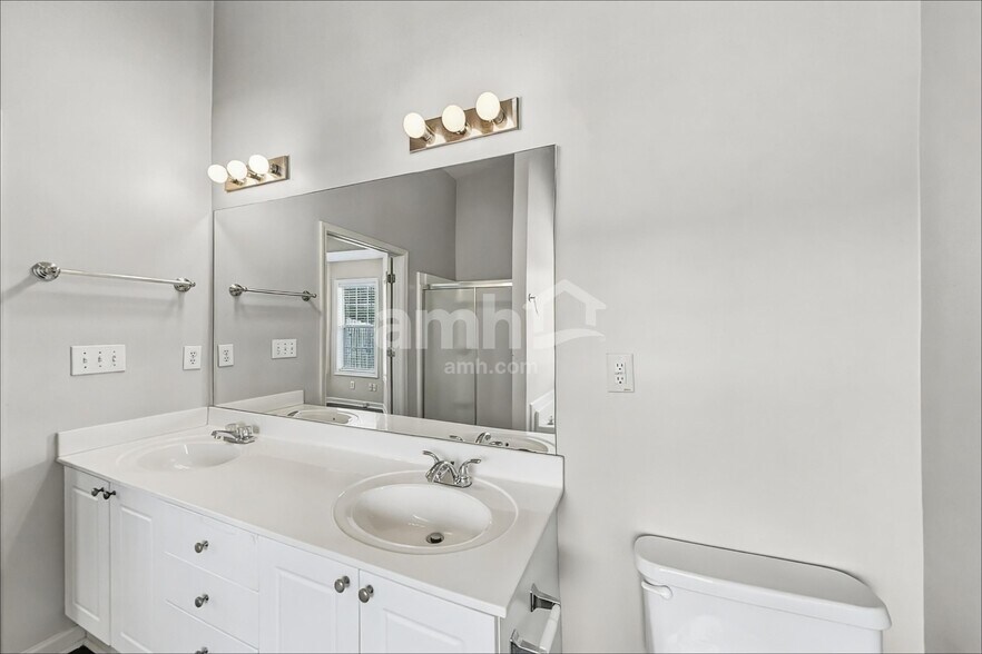 Building Photo - 1552 Armende Cir