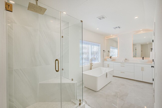 Building Photo - 5021 Libbey Dr