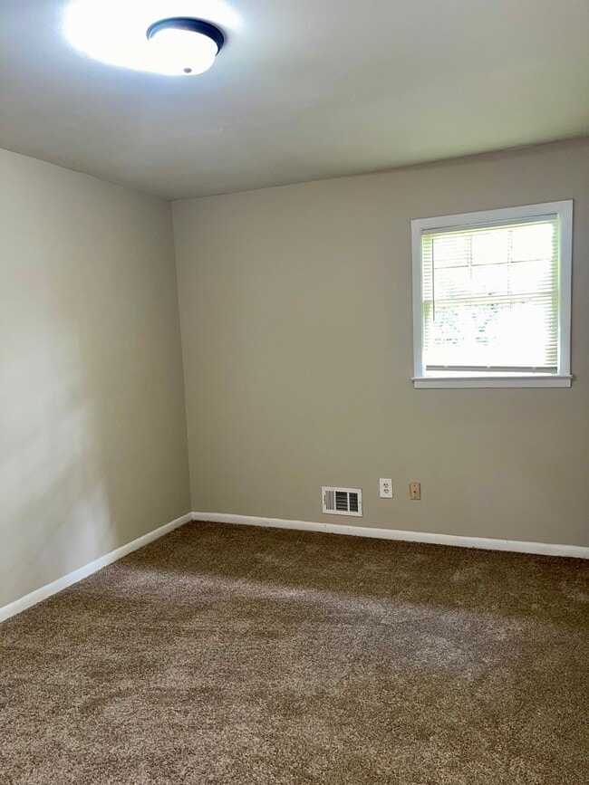 Building Photo - Amazing Deal On This 4 Bedroom/1.5 Bath Br...