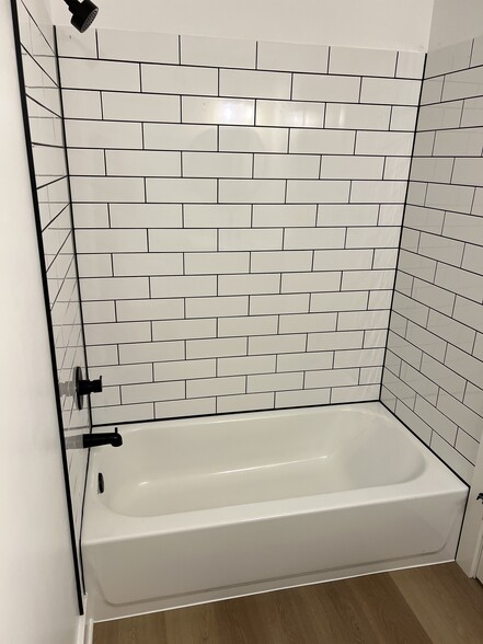 Hall bath - 2815 Callahan Dr