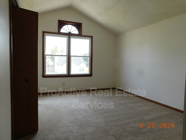 Building Photo - 1461 Thamesford Dr