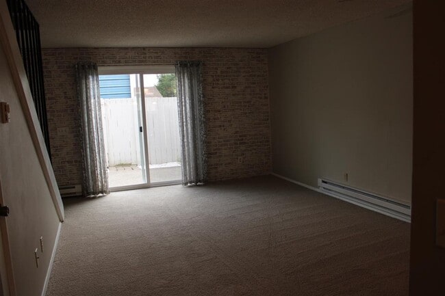 Building Photo - Beautiful 2 Bedroom 1.5 Bathroom Condo!