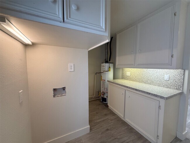 Building Photo - 822 Hidden Valley Dr