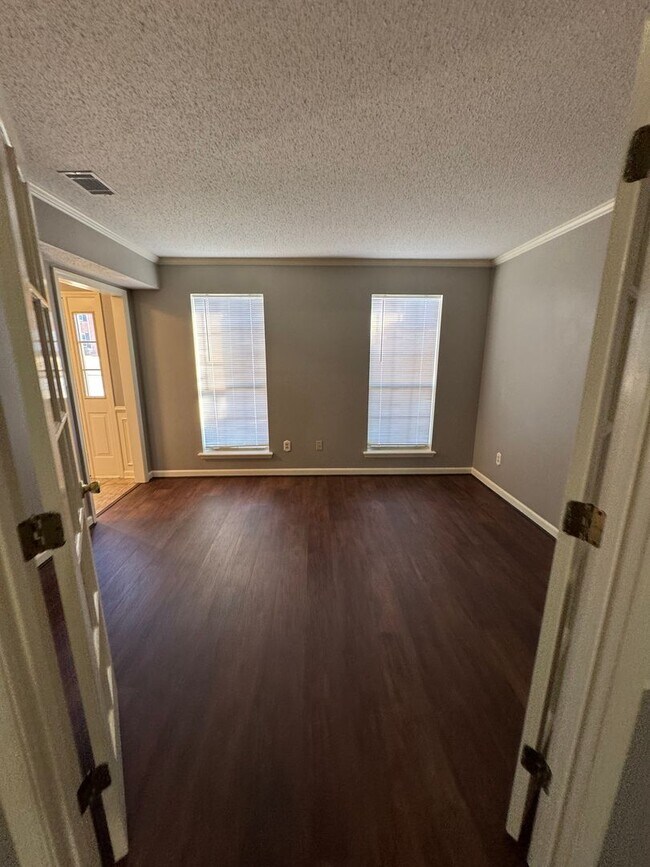 Building Photo - ** AVAILABLE NOW ** in Waterford Subdivision