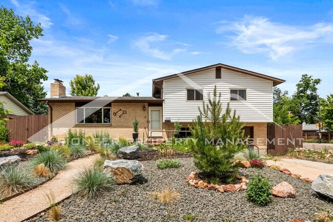 Building Photo - Gorgeous Home with Washer/Dryer and Fenced...