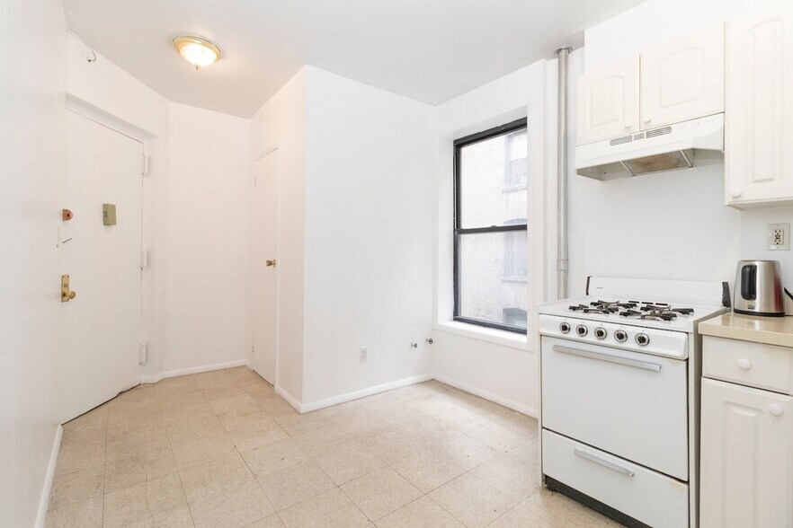 Building Photo - 340 E 94th St