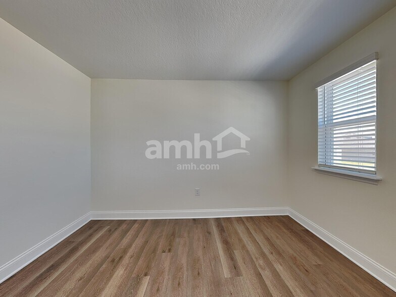 Building Photo - 3710 Lk Blf Lp