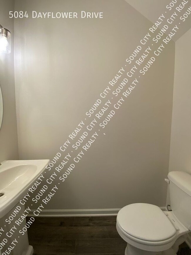 Building Photo - 5084 Dayflower Dr