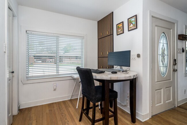 Building Photo - 810 Jerry St