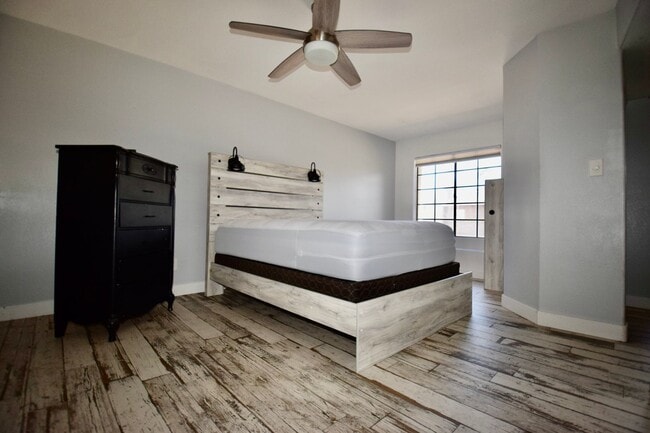 Building Photo - Beautiful modern 1 bed 2 bath corner unit in the Highlands Condominium community.