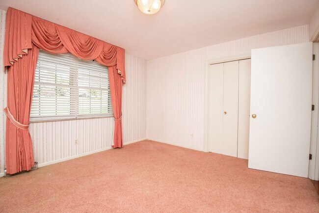 Building Photo - Halls 37938 - 4 bedroom, bath home with 4 garage spaces - Call Susan Niedergeses 865-300-4722