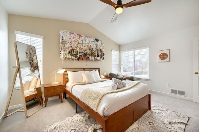 Building Photo - 2 BDR Gorgeous Updated Townhome with Huge Garden