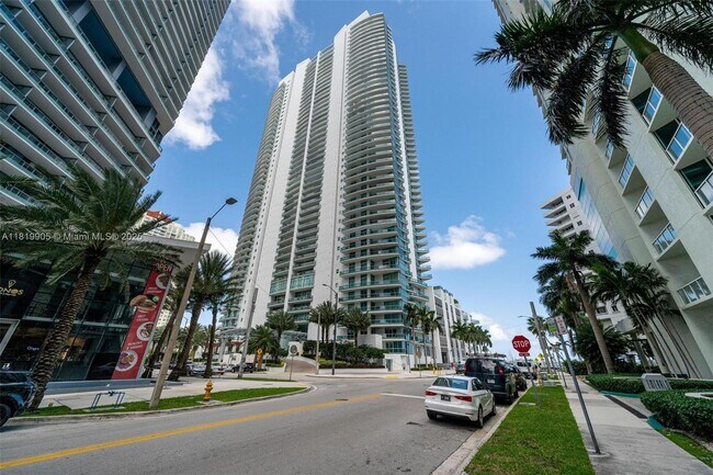 Building Photo - 1331 Brickell Bay Dr