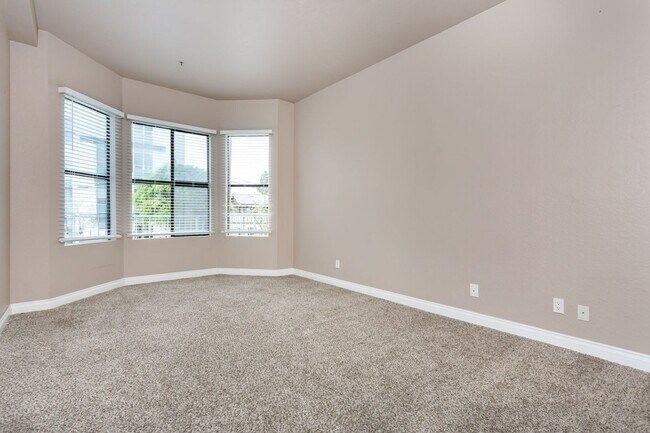 Building Photo - Heart of Bankers Hill at La Parc Chateau!