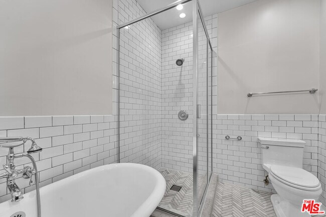 Building Photo - 918 N Genesee Ave