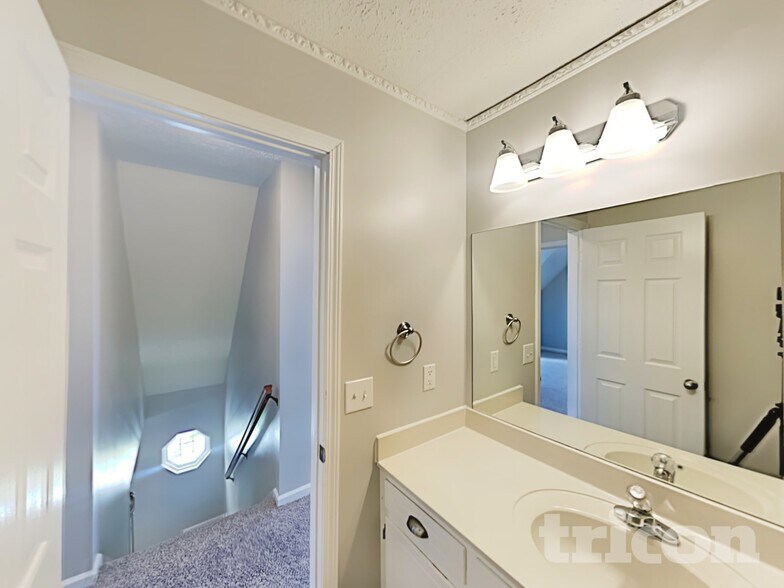 Building Photo - 1013 Heather Dr