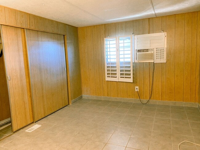 Building Photo - 719 S Lyon Ave