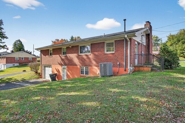 Building Photo - 316 Morningside Dr SW