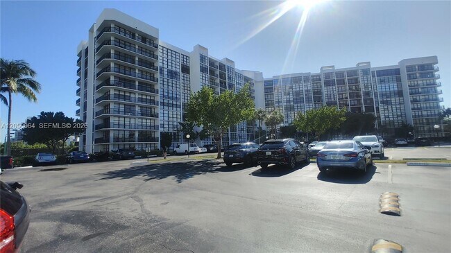 Building Photo - 1000 Parkview Dr