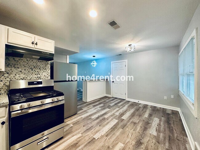 Building Photo - Lovely Three Bedroom Home in KCMO and an Updated Kitchen  w/ Granite and SS Appliances, including...