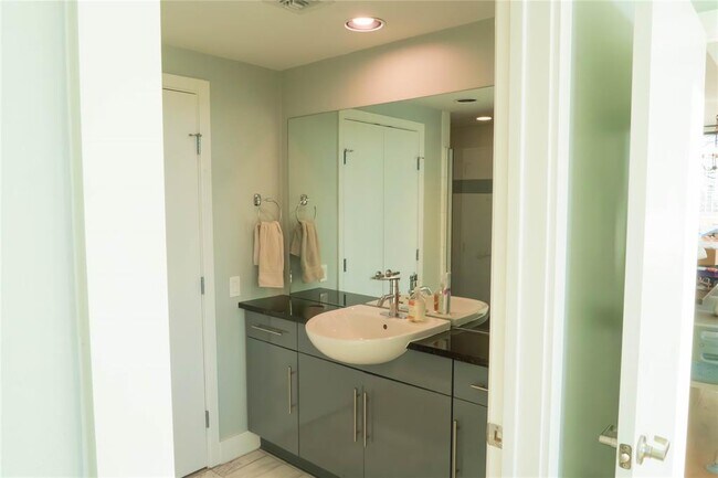 Building Photo - 300 Bowie St