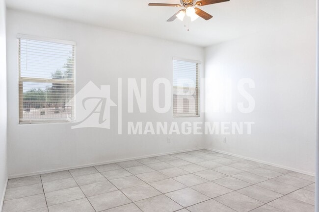 Building Photo - Low Maintenance Home Centrally Located