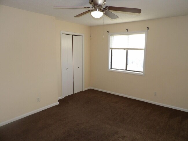 Building Photo - 65 Ashwood Ct