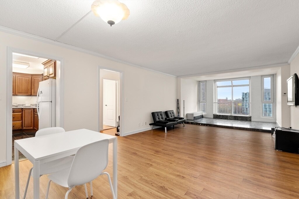 Building Photo - 77 Pond Ave