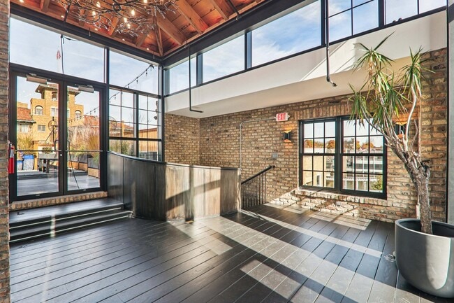 Building Photo - 107 W Main St