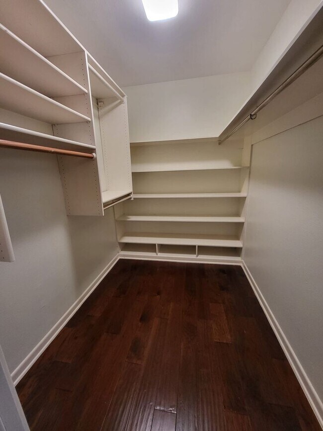 Building Photo - 5 Month lease available. Mid-century home ready for move-in