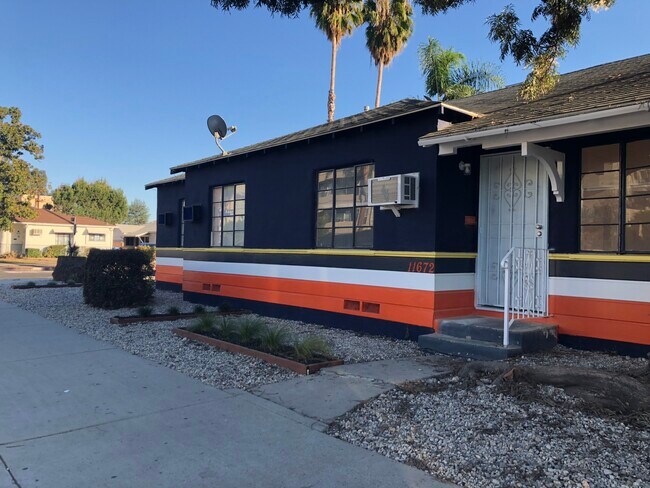 Building Photo - 11672 Oxnard St