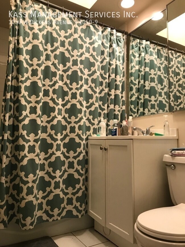 Building Photo - 1050 W Dickens Ave