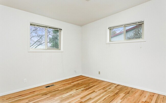 Building Photo - Beautiful 4 bedroom, 2 bath home in Southe...