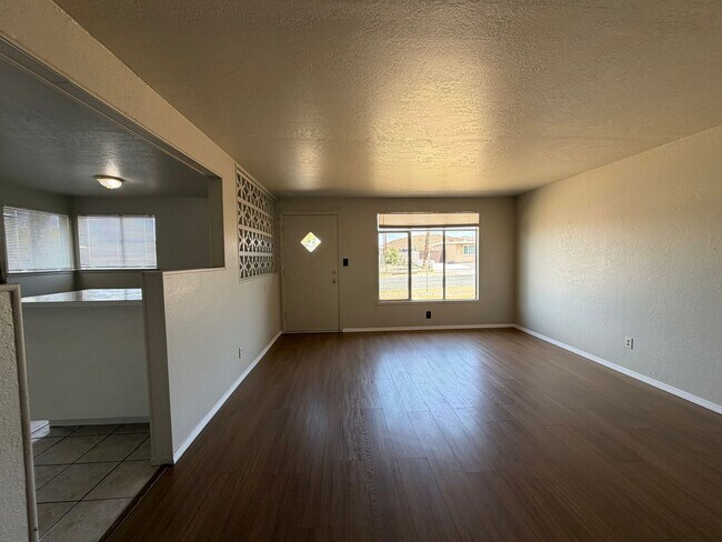 Building Photo - 1020 Taos Dr
