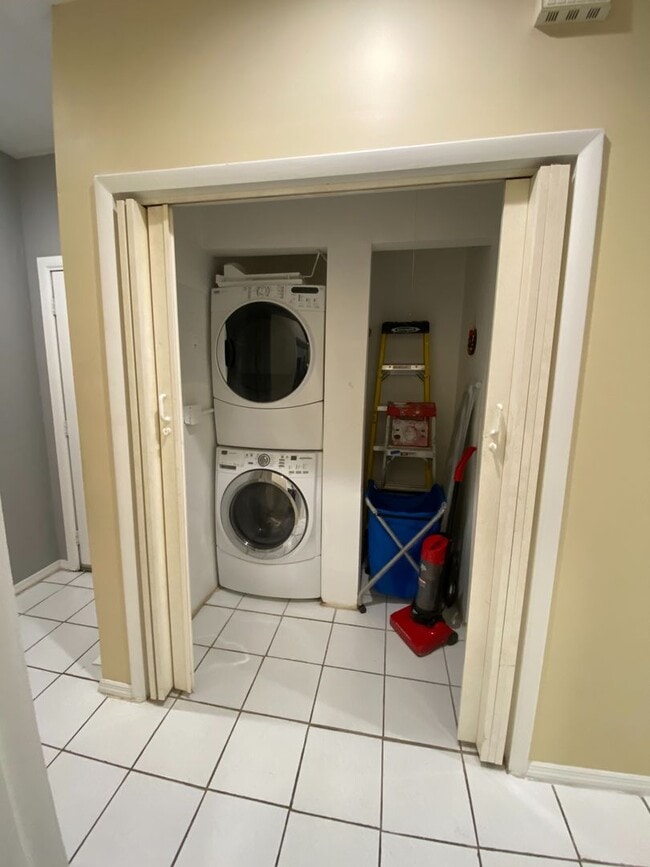 Building Photo - 5 Bed/3 Bath UC Rental Located on McMillan...