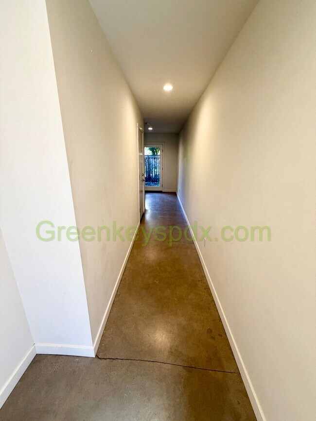 Building Photo - Modern 2-Bedroom Townhome on 3 Levels with Garage, A/C and Private Patio – Great SE Portland Loca...