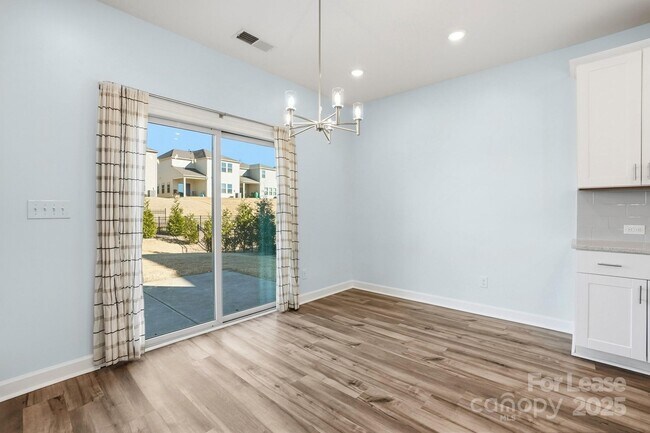 Building Photo - 3909 Woodland View Dr