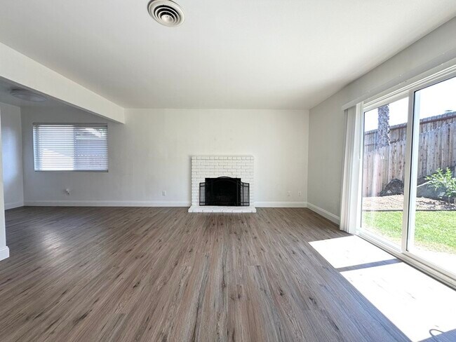 Building Photo - Beautiful three bedroom two bath home in Roseville!!
